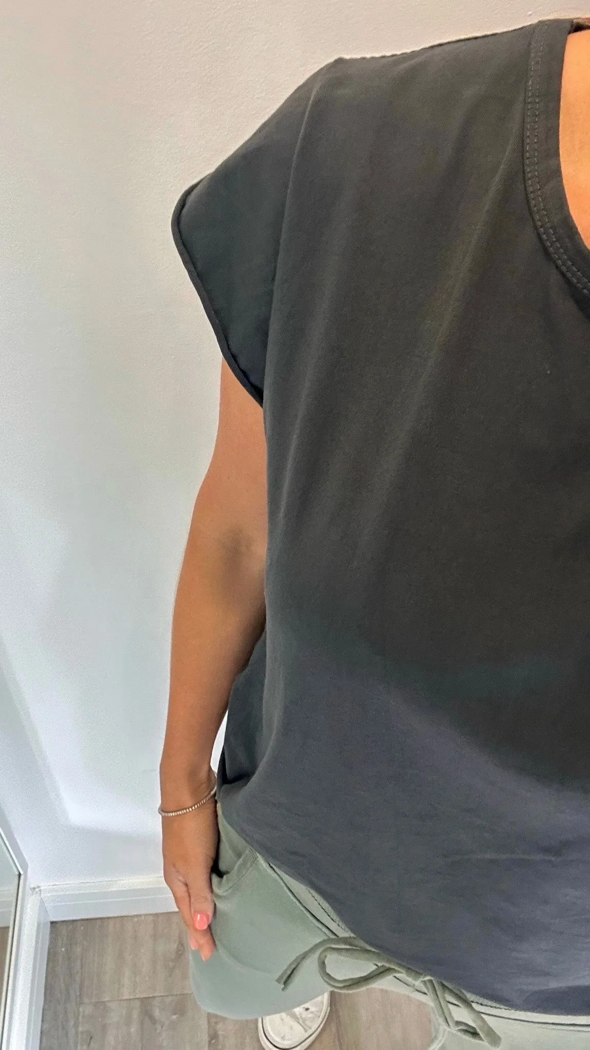 CHARCOAL CAP SLEEVE TEE