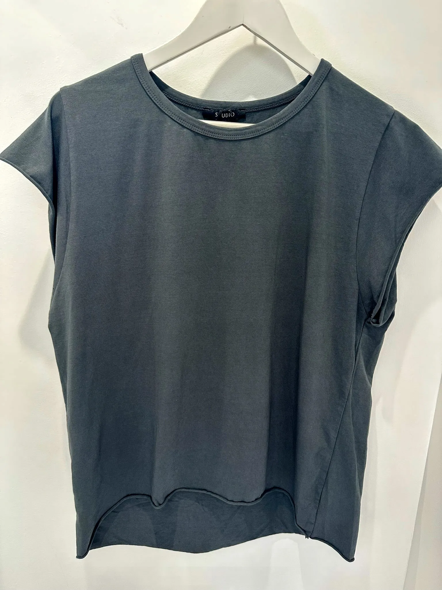 CHARCOAL CAP SLEEVE TEE