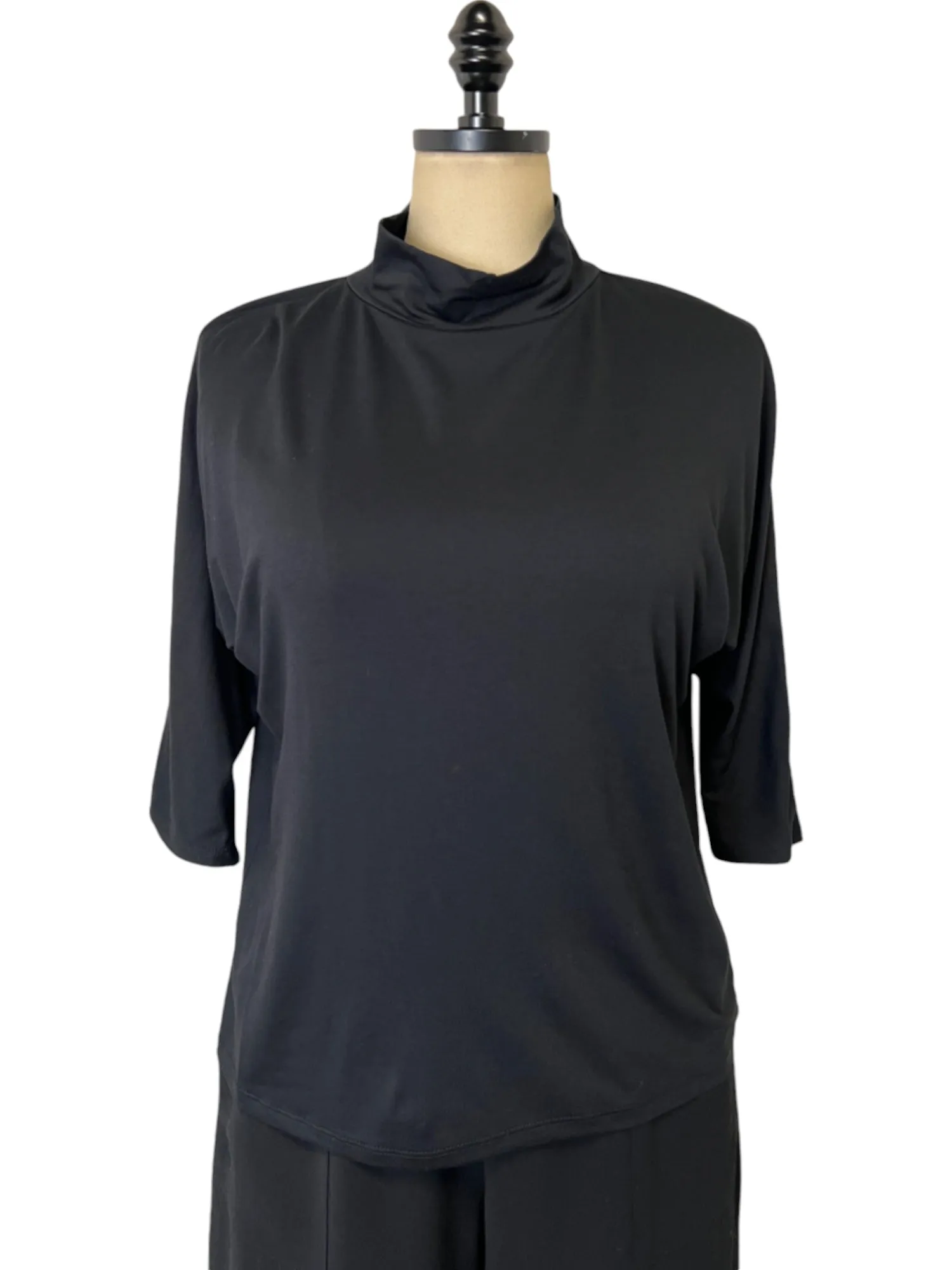 Essential Mock neck Tee