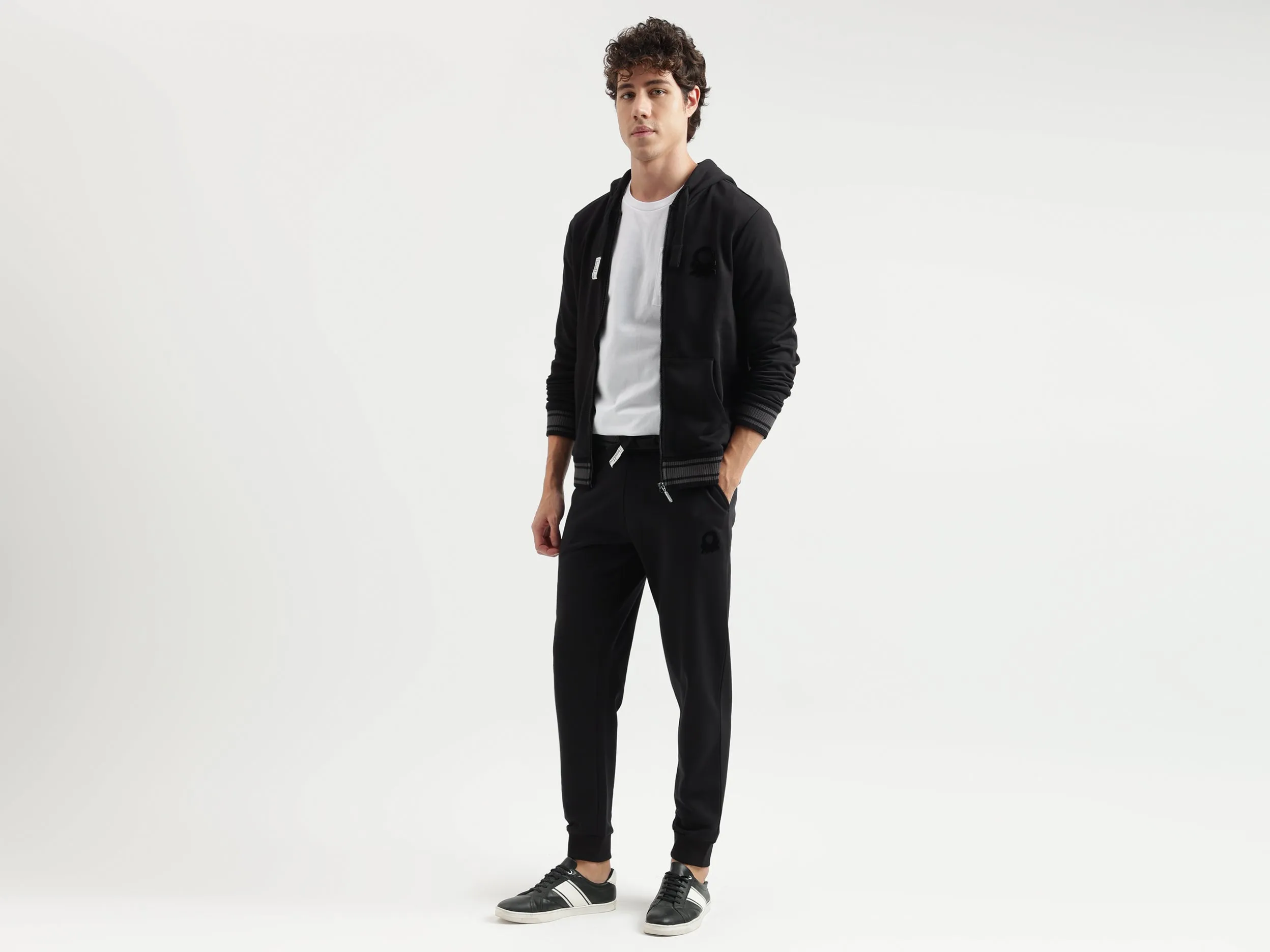Regular Fit Hooded Neck Solid Pattern Sweatshirt
