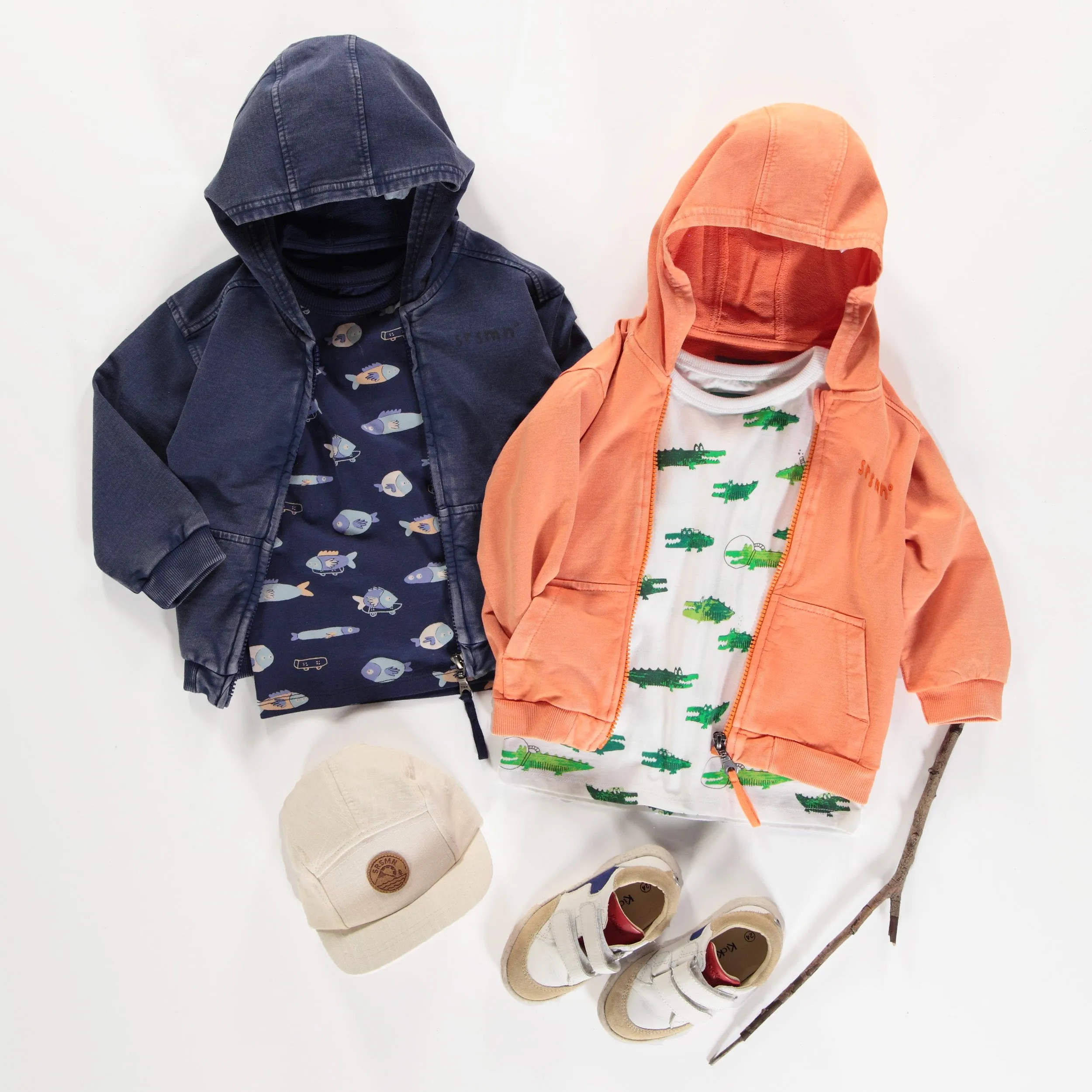 T-shirt ample marine avec motif de poissons en jersey doux, bébé || Loose-fitting navy t-shirt with fish all over print in soft jersey, baby