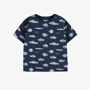 T-shirt ample marine avec motif de poissons en jersey doux, bébé || Loose-fitting navy t-shirt with fish all over print in soft jersey, baby