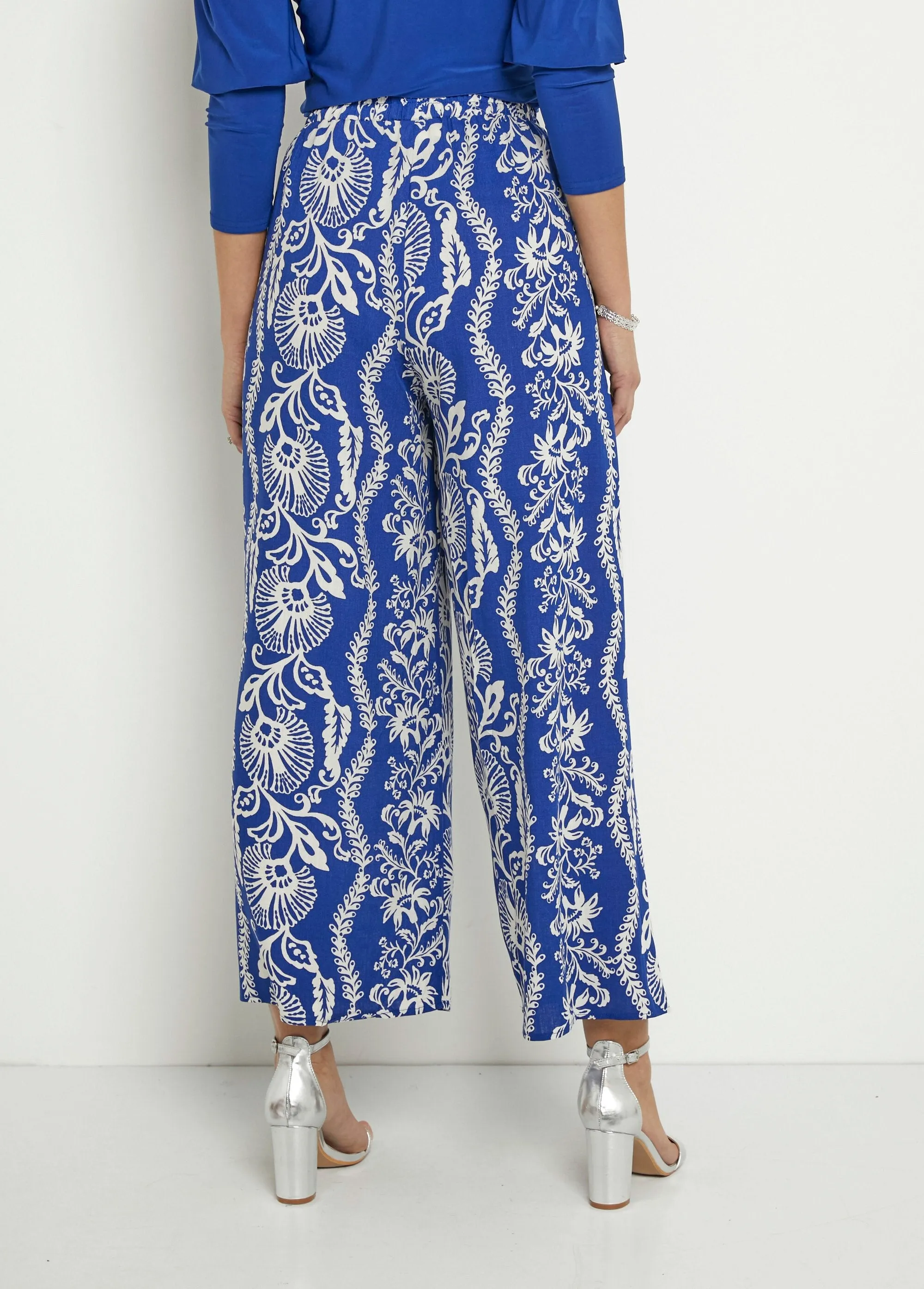 Wide-legged leaf print pants