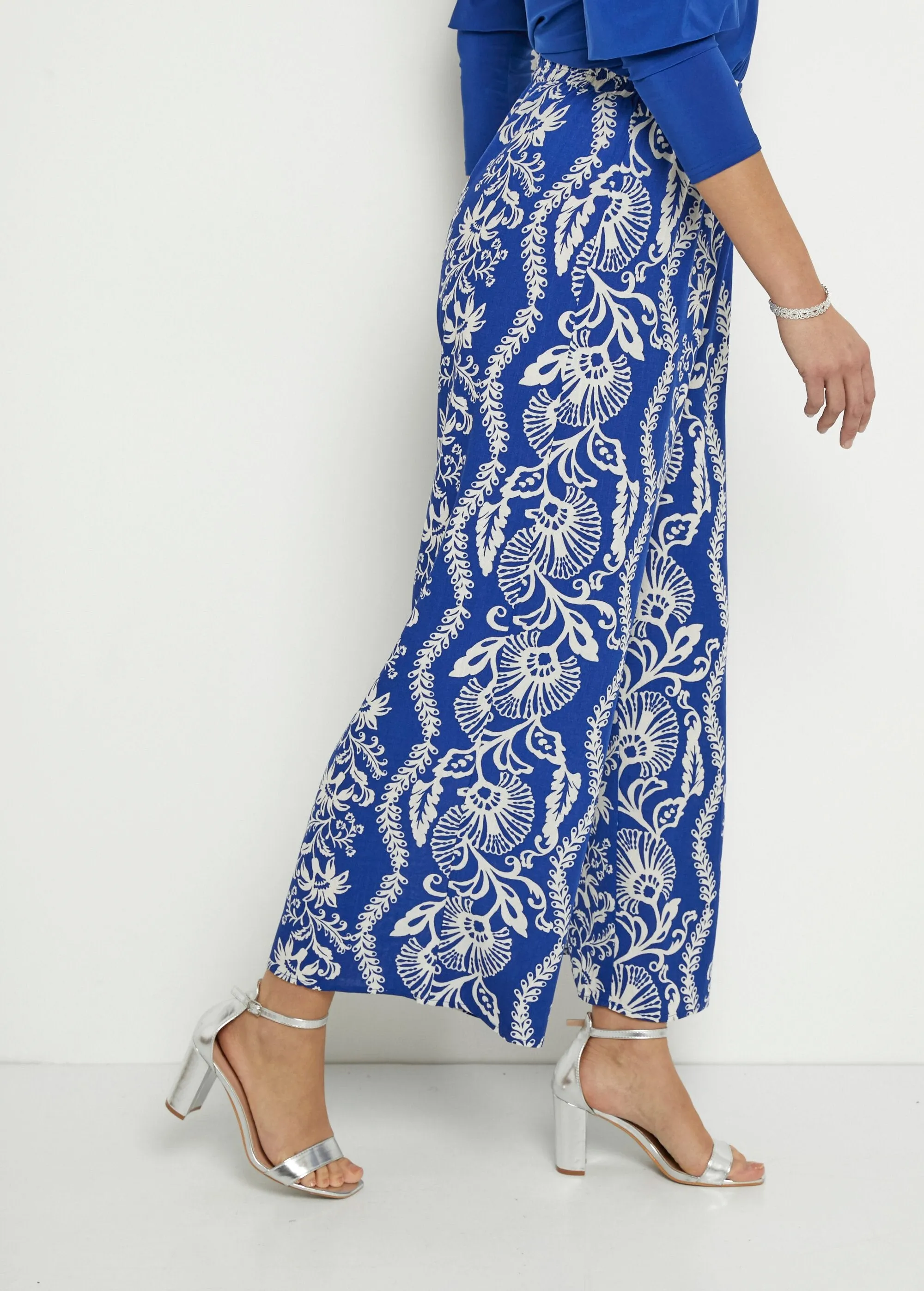 Wide-legged leaf print pants
